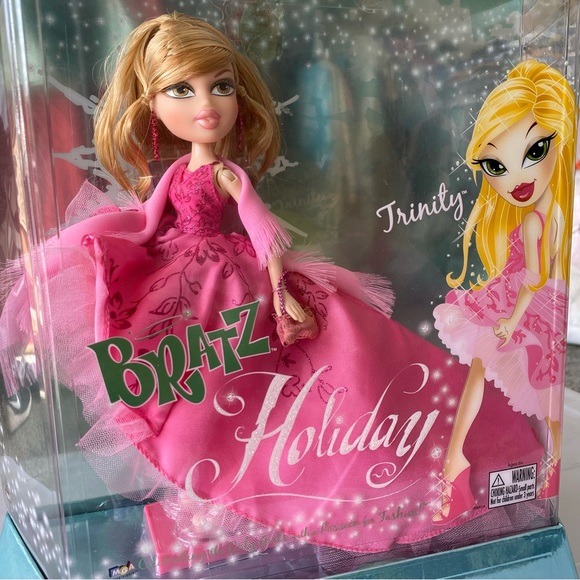 Bratz HOLIDAY TRINITY Doll NRFB Beautiful Dress Collectors Christmas Edition - Picture 3 of 5
